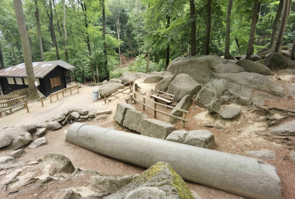 Durch das Felsenmeer wandern und die großen Steinsäulen der Römer entdecken