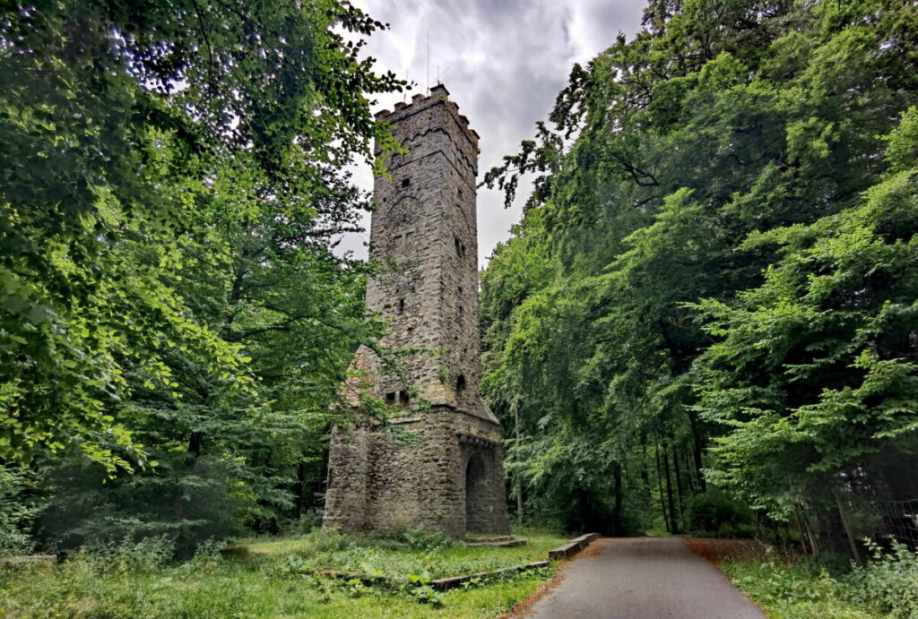 Auf unserer Felsenmeer Wanderung sind wir noch das kurze Stück zum verschlossenen Oly-Turm hinauf