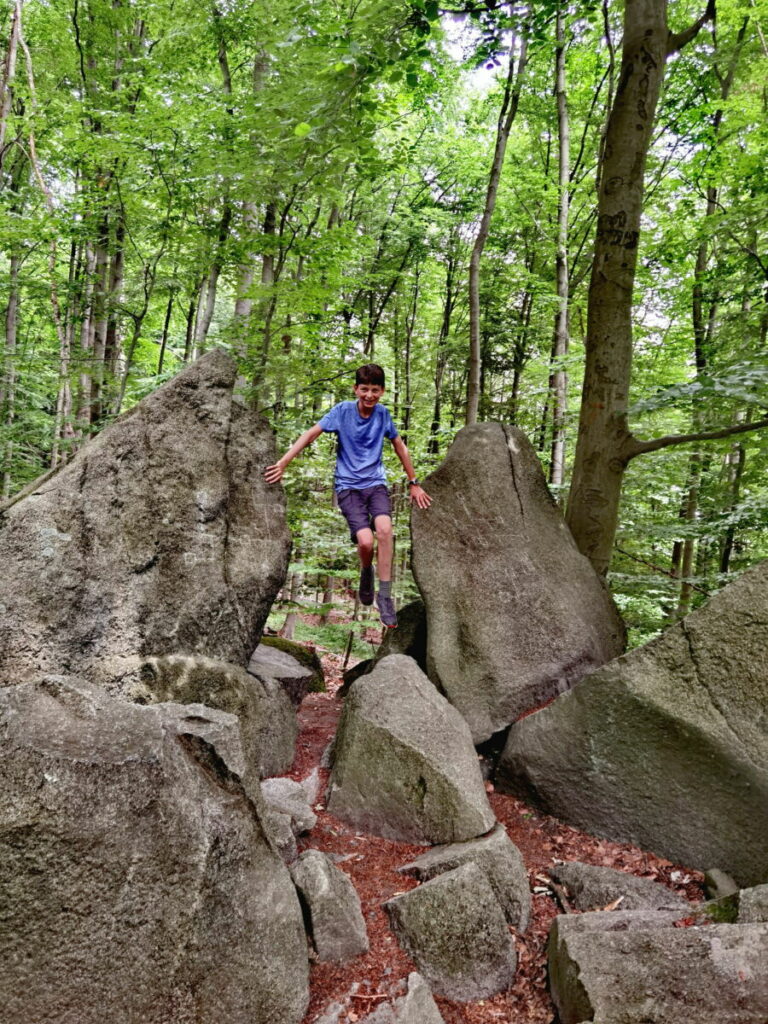 Felsenmeer Wanderung mit Kindern? Ja, deine Kinder werden das Felsenabenteuer in der Natur lieben