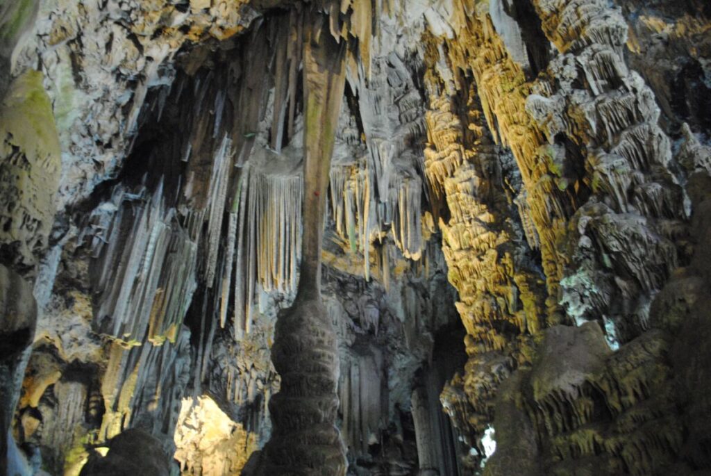 Die Eberstadter Tropfsteinhöhle ist eine der Odenwald Sehenswürdigkeiten