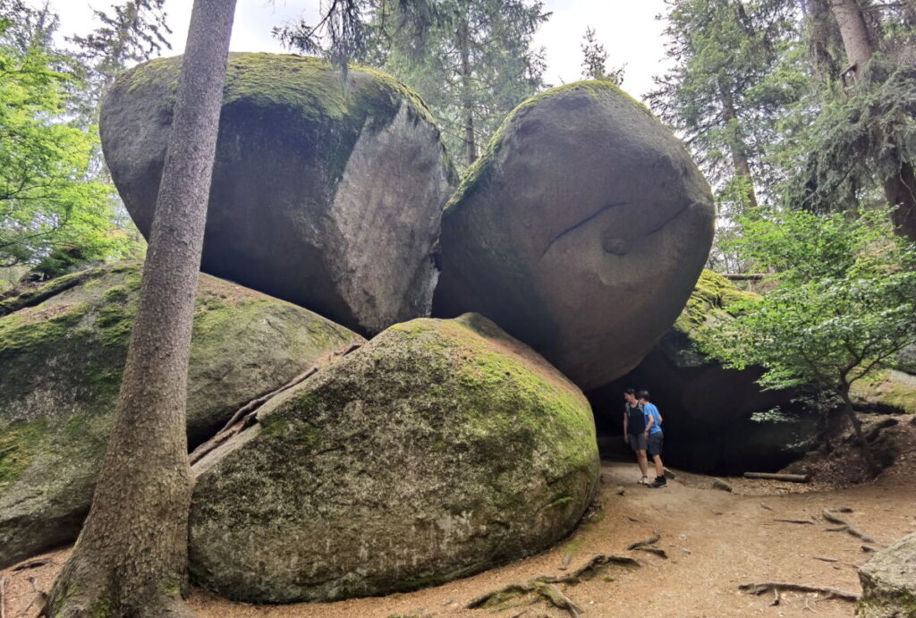 Zwischen diesen Felsen führt der Weg durch das Felsenlabyrinth Luisenburg