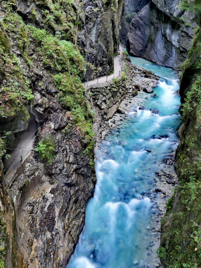 Riesige Felsen bilden die Partnachklamm