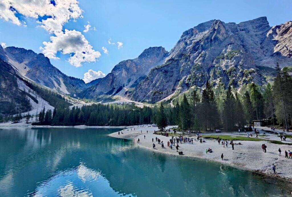 Die Felsen der Dolomiten überragen den Pragser Wildsee