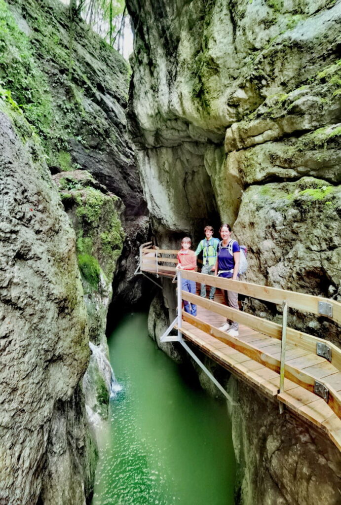 Schmaler Weg durch die hohen Felsen in der Alplochschlucht