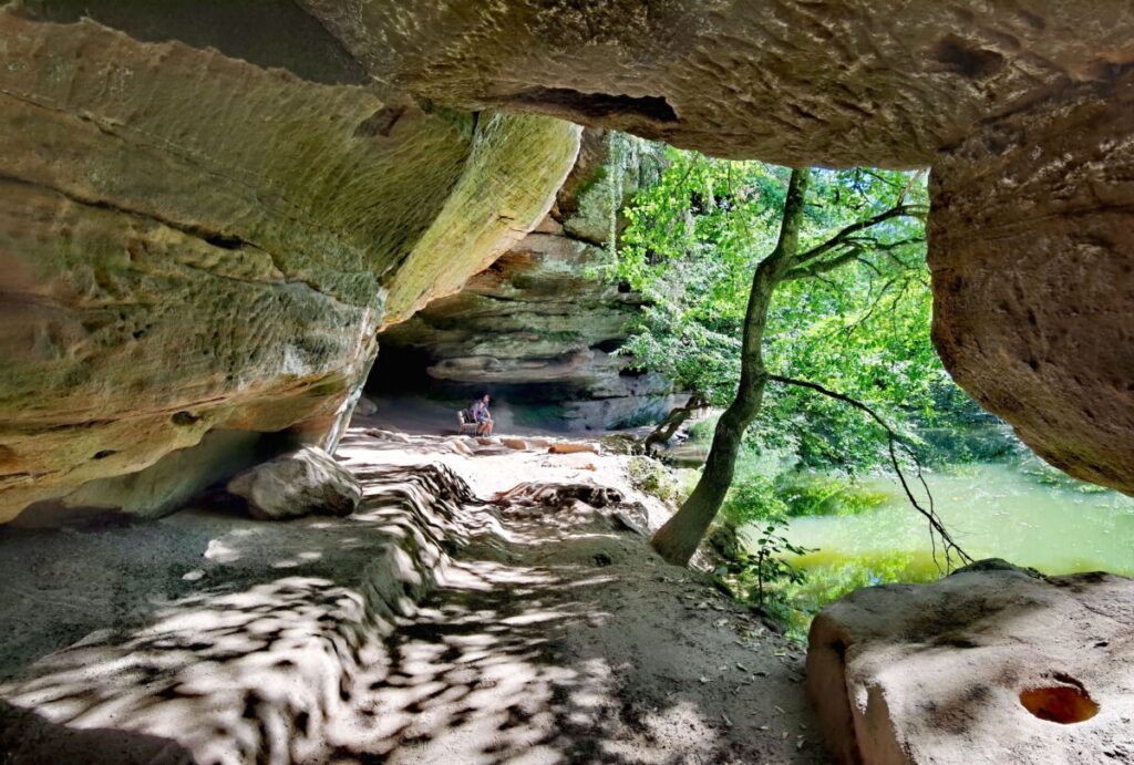 Zwischen den Felsen der Schwarzachklamm wandern