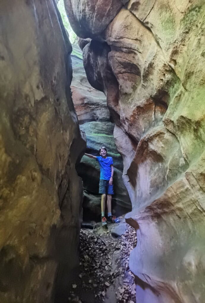 Mitten durch die Felsen wandern - in der Teufelsschlucht