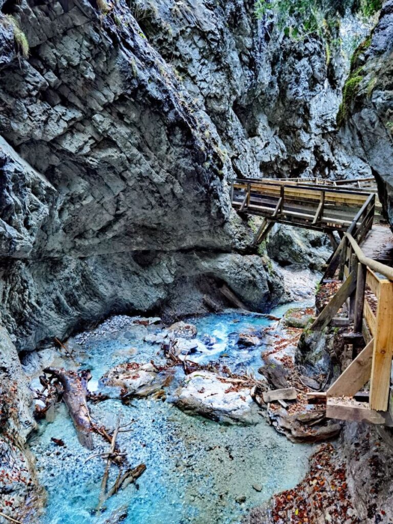 Die steilen Karwwendel Felsen in der Wolfsklamm