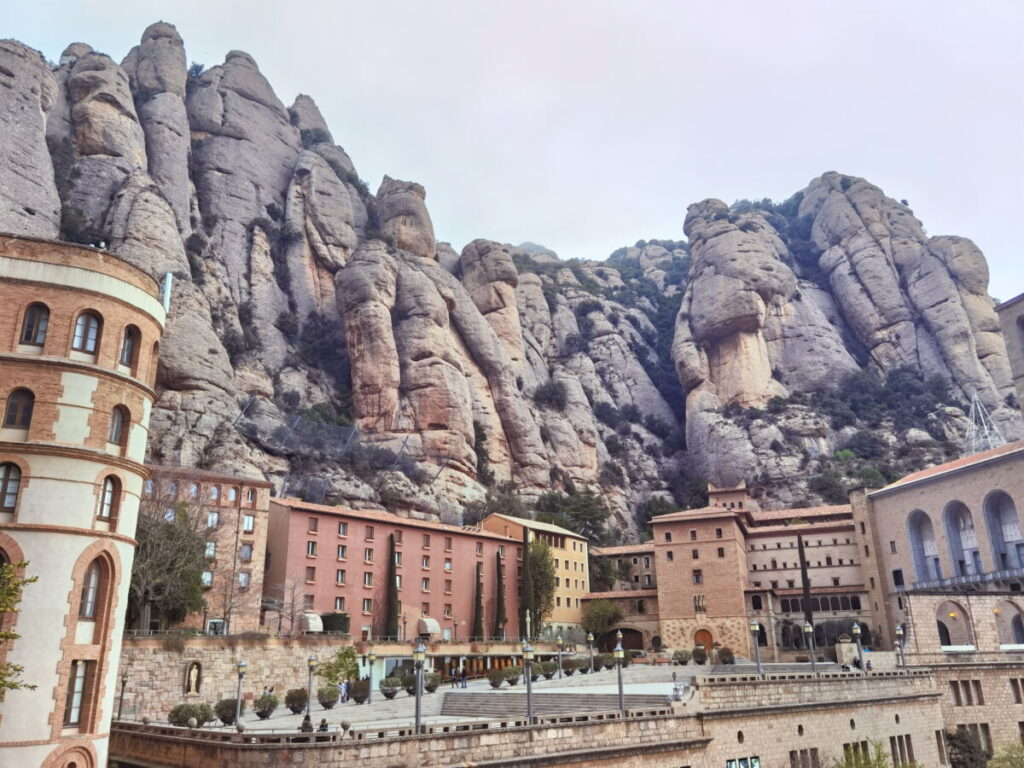Die Felsen in Montserrat mit dem berühmten Kloster